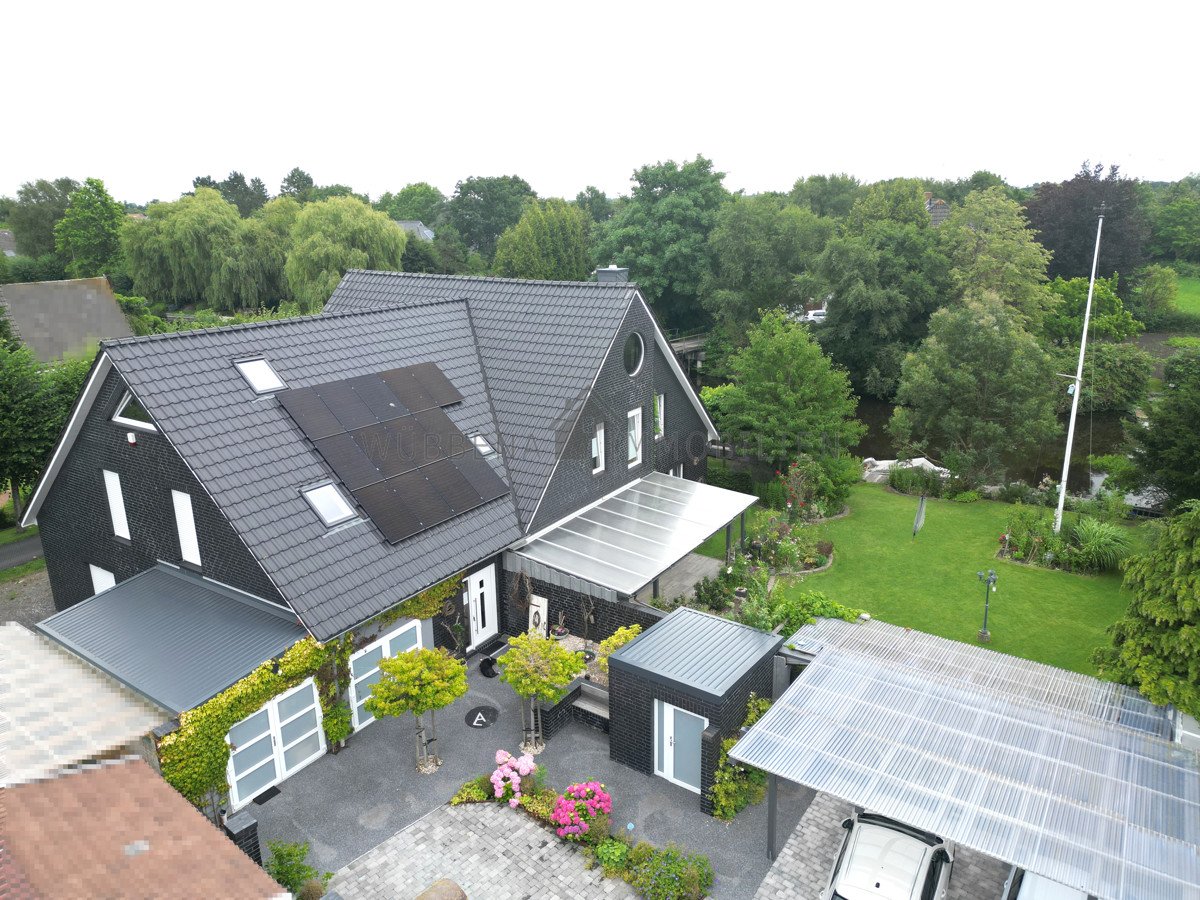 Exklusives Wohnen am Wasser: Einfamilienhaus in direkter Kanallage in Tholenswehr