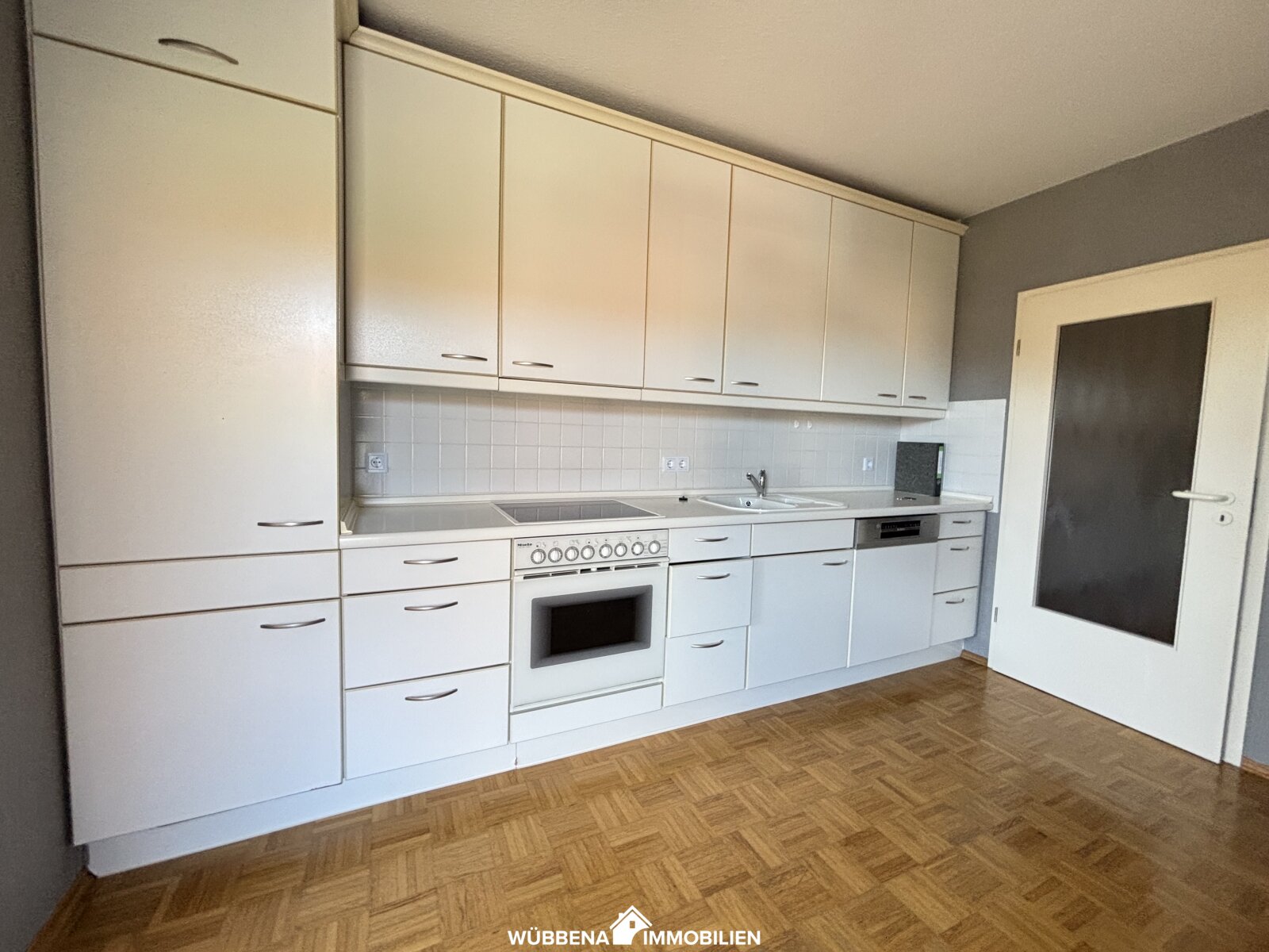 Schöne 3 Zimmer Wohnung mit 2 Balkonen, Stellplatz und Ebk zu vermieten!