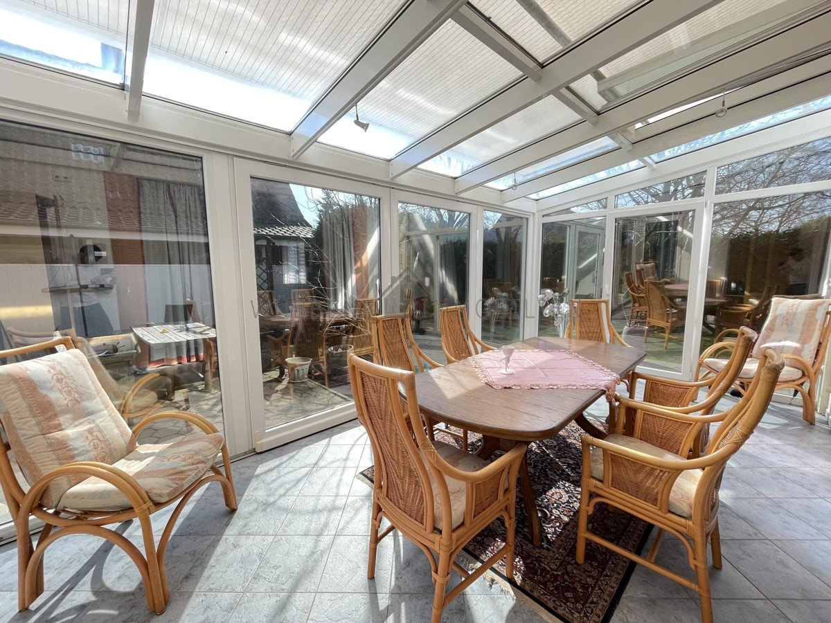 Einfamilienhaus in Emden mit Wintergarten, Einliegerwohnung, Balkon & pflegeleichtem Garten