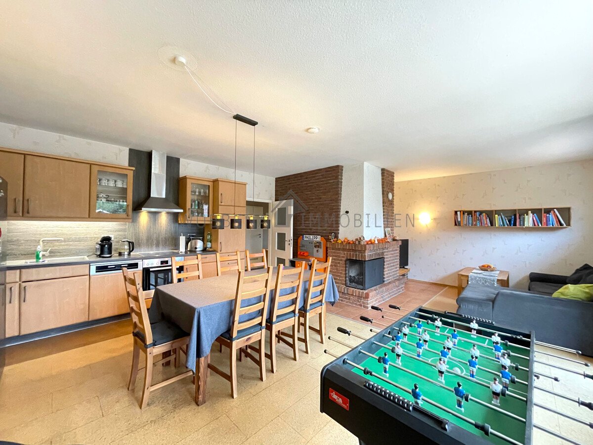 Hinte-Suurhusen – Wohnen auf einer Ebene! Gepflegter Bungalow mit Garten, Kamin und Garage