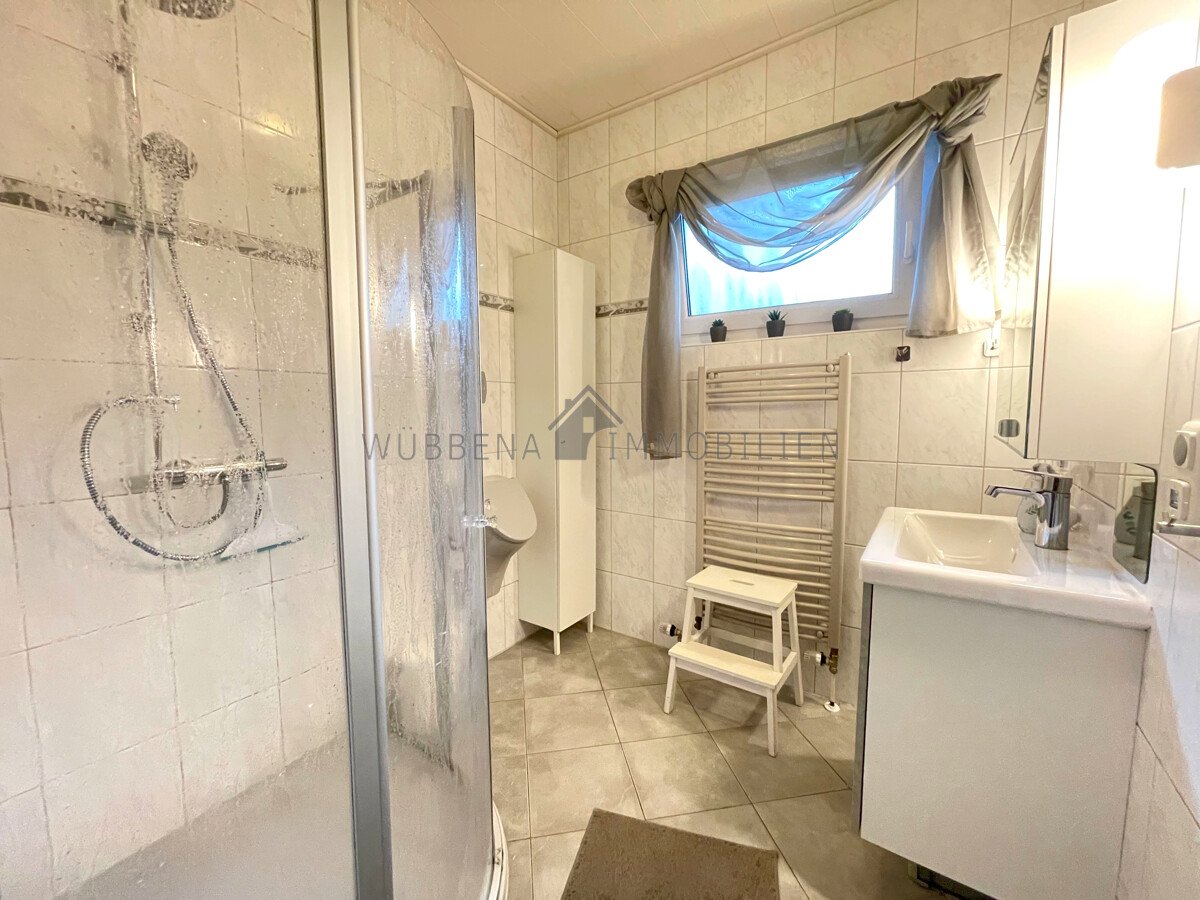 Hinte-Suurhusen – Wohnen auf einer Ebene! Gepflegter Bungalow mit Garten, Kamin und Garage