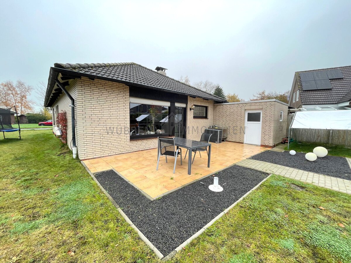 KÄUFER GEFUNDEN Suurhusen – Wohnen auf einer Ebene! Gepflegter Bungalow mit Garten, Kamin und Garage