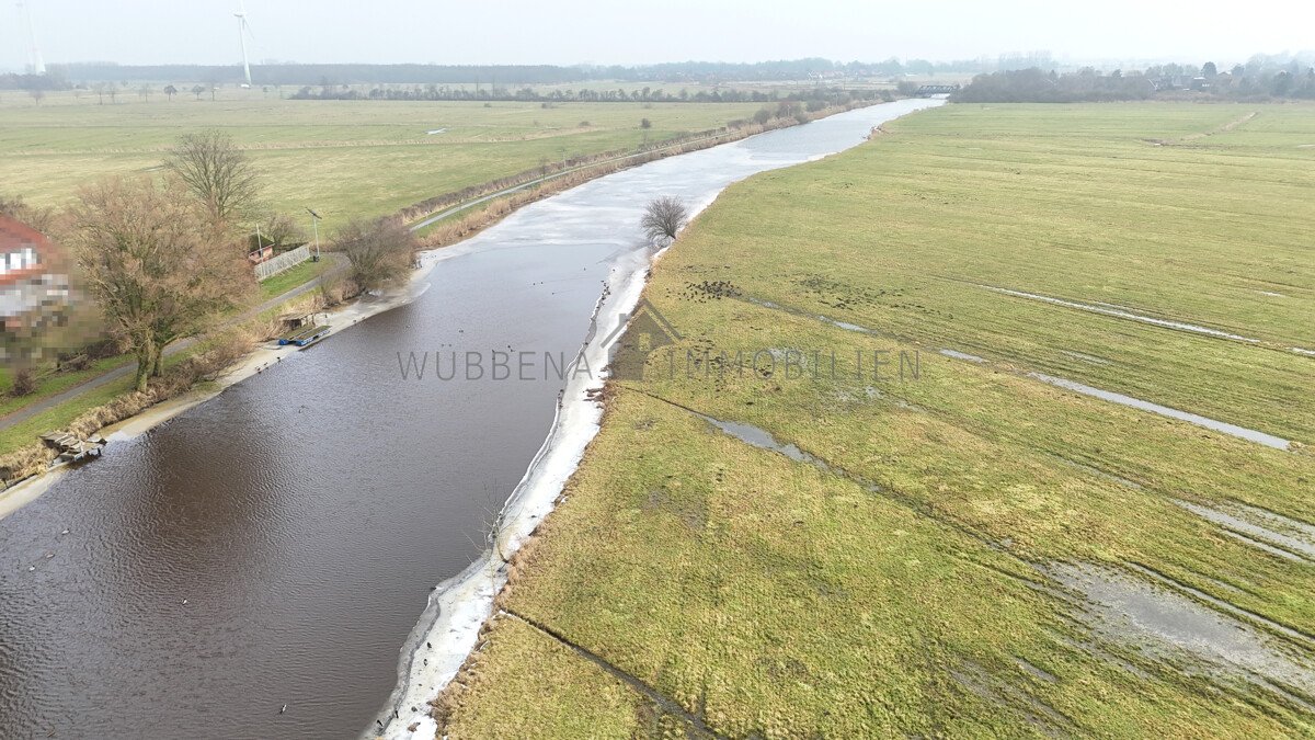 VERKAUFT! Ausgebauter Bungalow mit Wintergarten und Bootssteg in Kanallage von Osterhusen