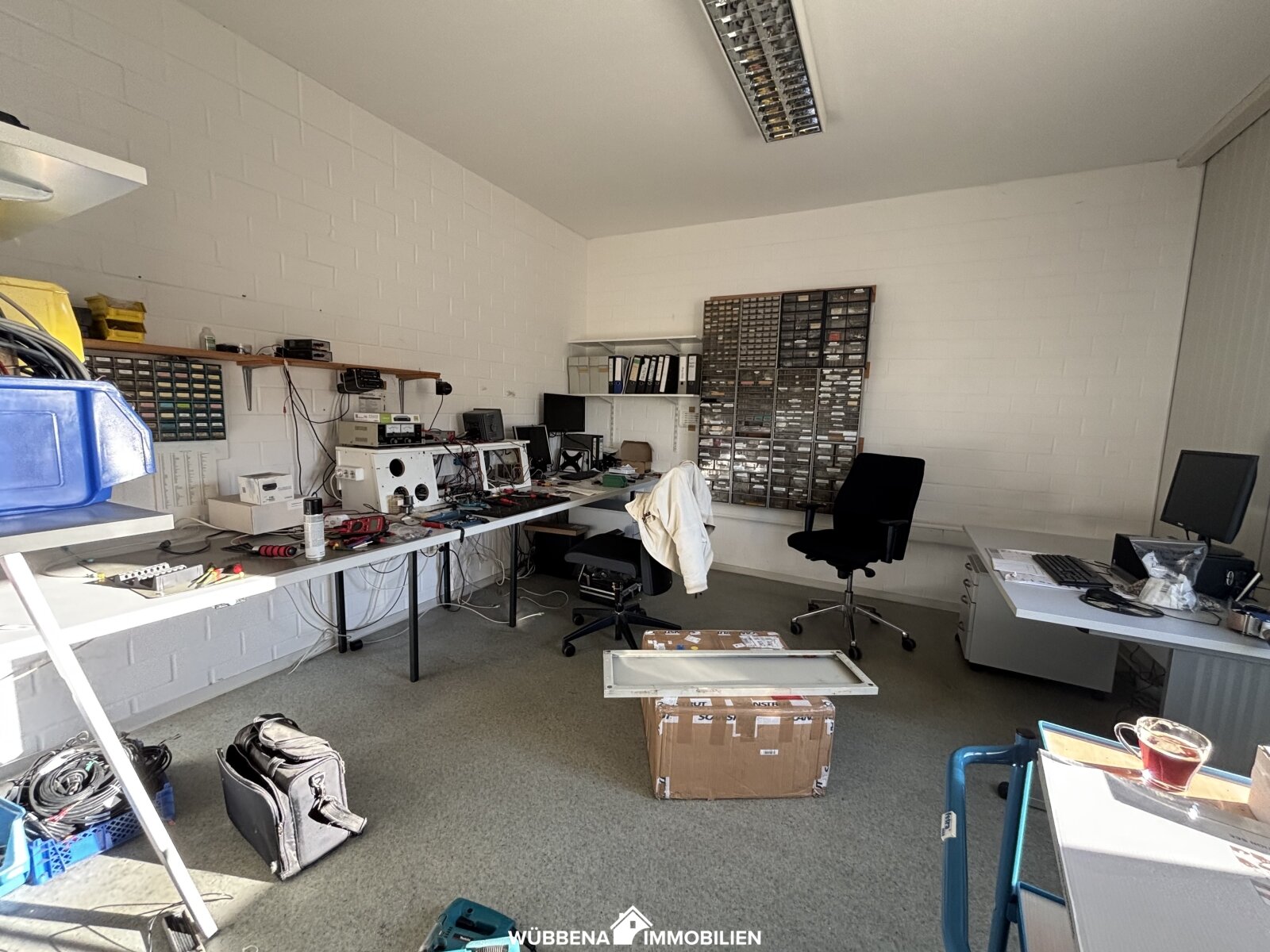 Gewerbegebiet Emden! Großzügige Halle mit Bürofläche, Stellplätzen und Tor in der Stedinger Straße zu vermieten