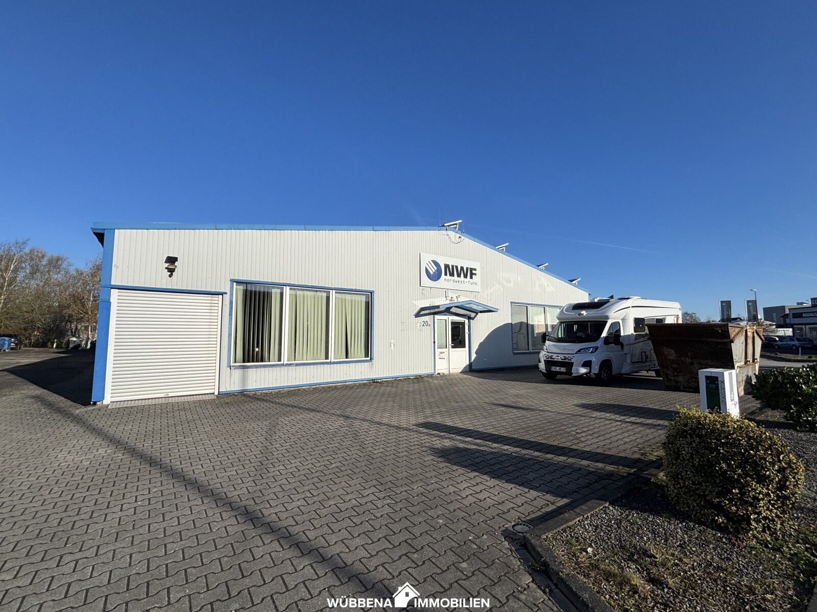 Gewerbegebiet Emden! Großzügige Halle mit Bürofläche, Stellplätzen und Tor in der Stedinger Straße zu vermieten