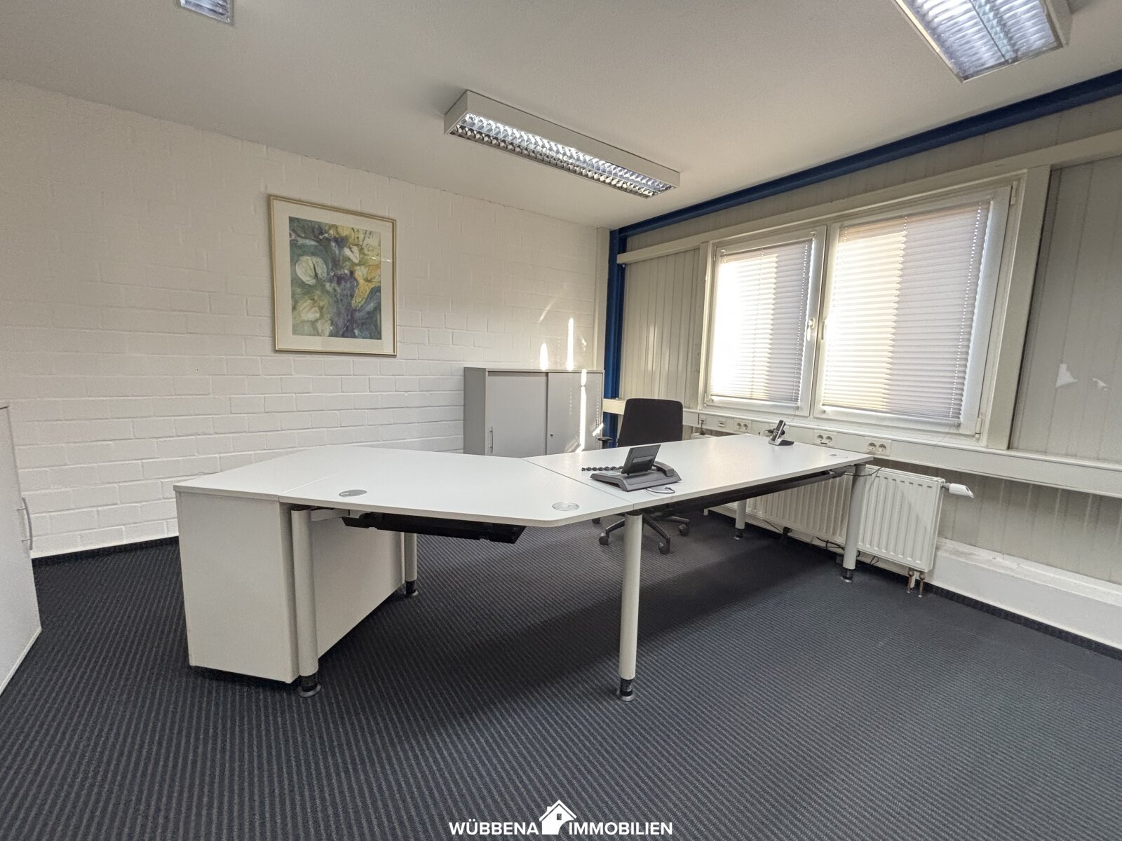 Gewerbegebiet Emden! Großzügige Halle mit Bürofläche, Stellplätzen und Tor in der Stedinger Straße zu vermieten