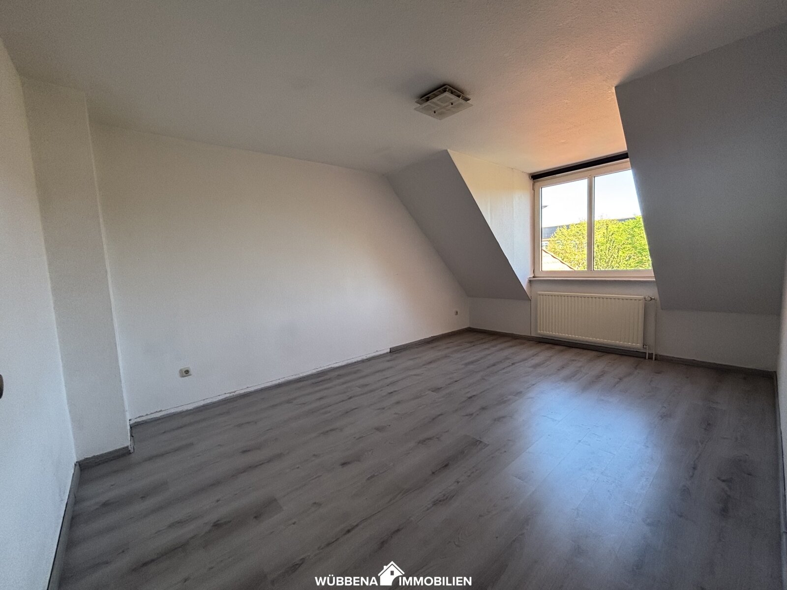 Gemütliche 2-Zimmer-Dachgeschosswohnung mit Balkon in attraktiver Lage von Emden-Constantia