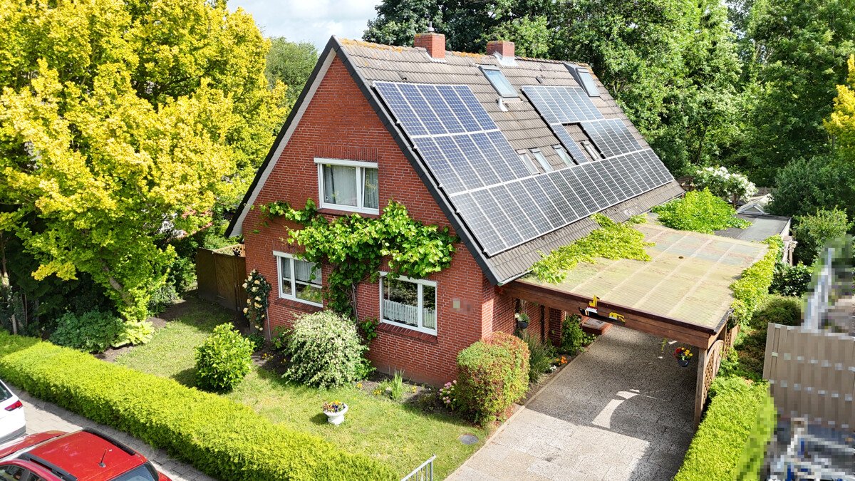 Emden-Port Arthur: Familienhaus mit PV-Anlage, Garage, Carport und Anbauten auf Eigentumsgrundstück