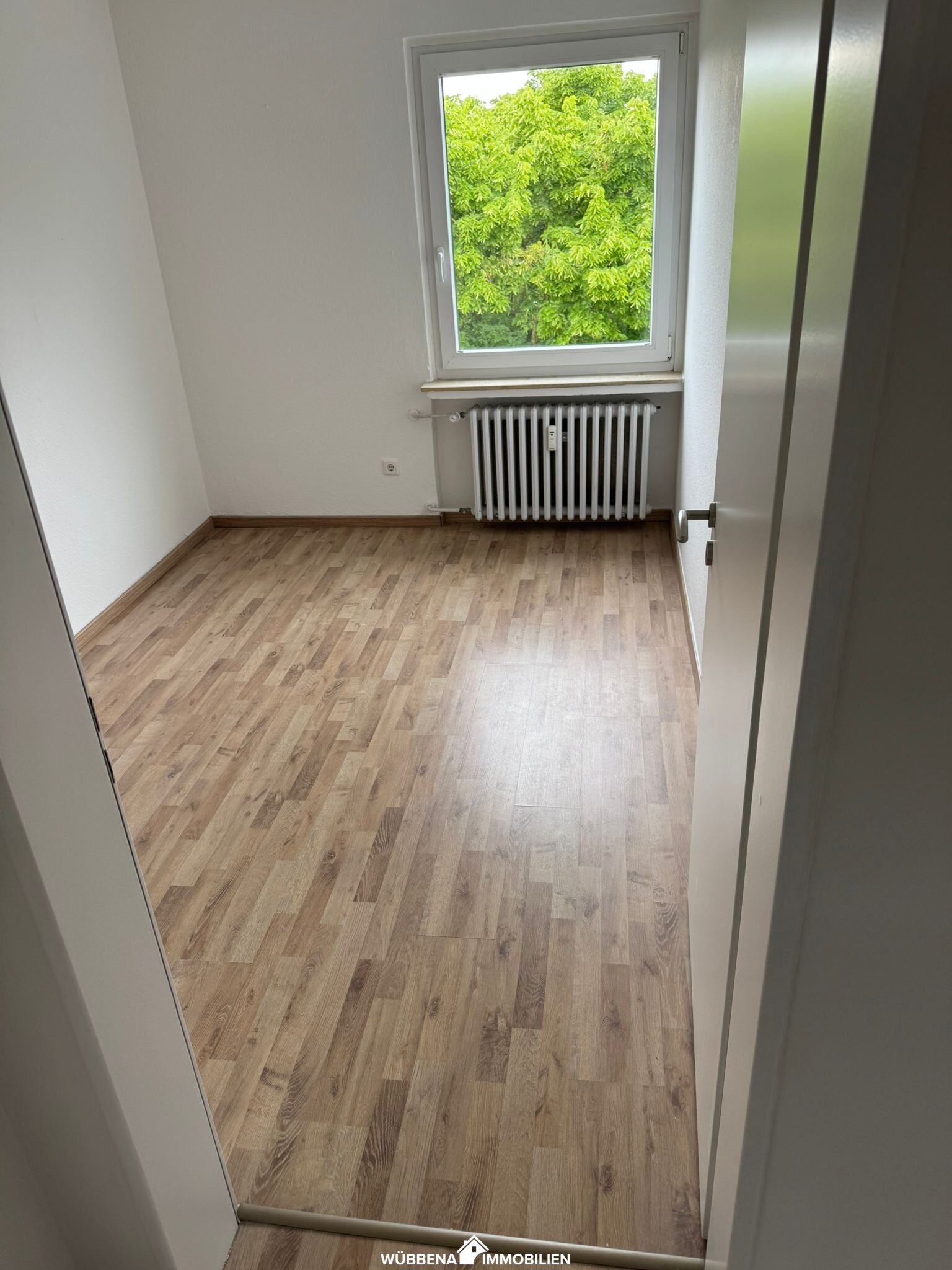 Innenstadtlage! Schöne 4 Zimmer Wohnung mit Balkon und Stellplatz zu vermieten!