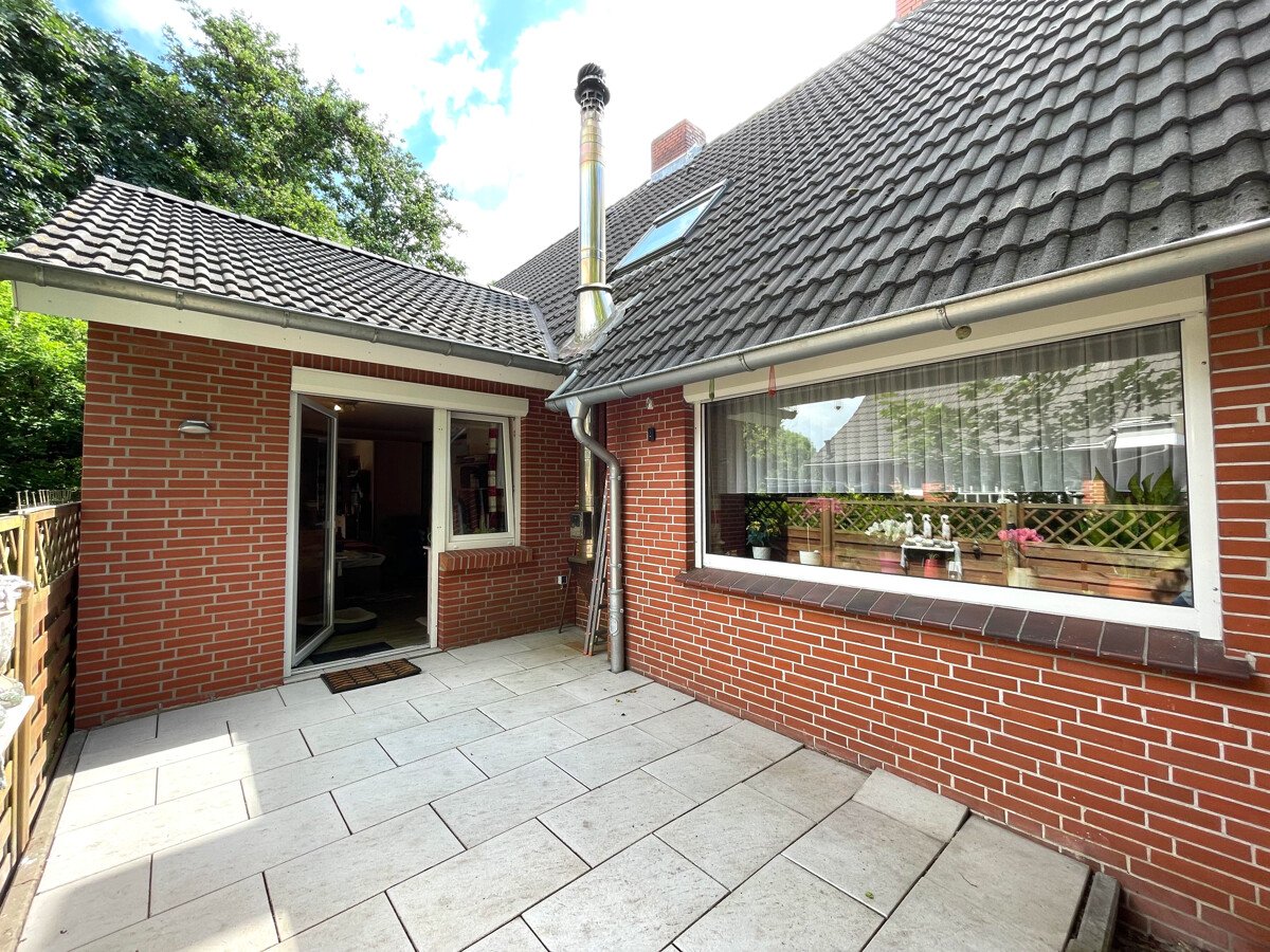 Emden-Port Arthur: Familienhaus mit PV-Anlage, Garage, Carport und Anbauten auf Eigentumsgrundstück!