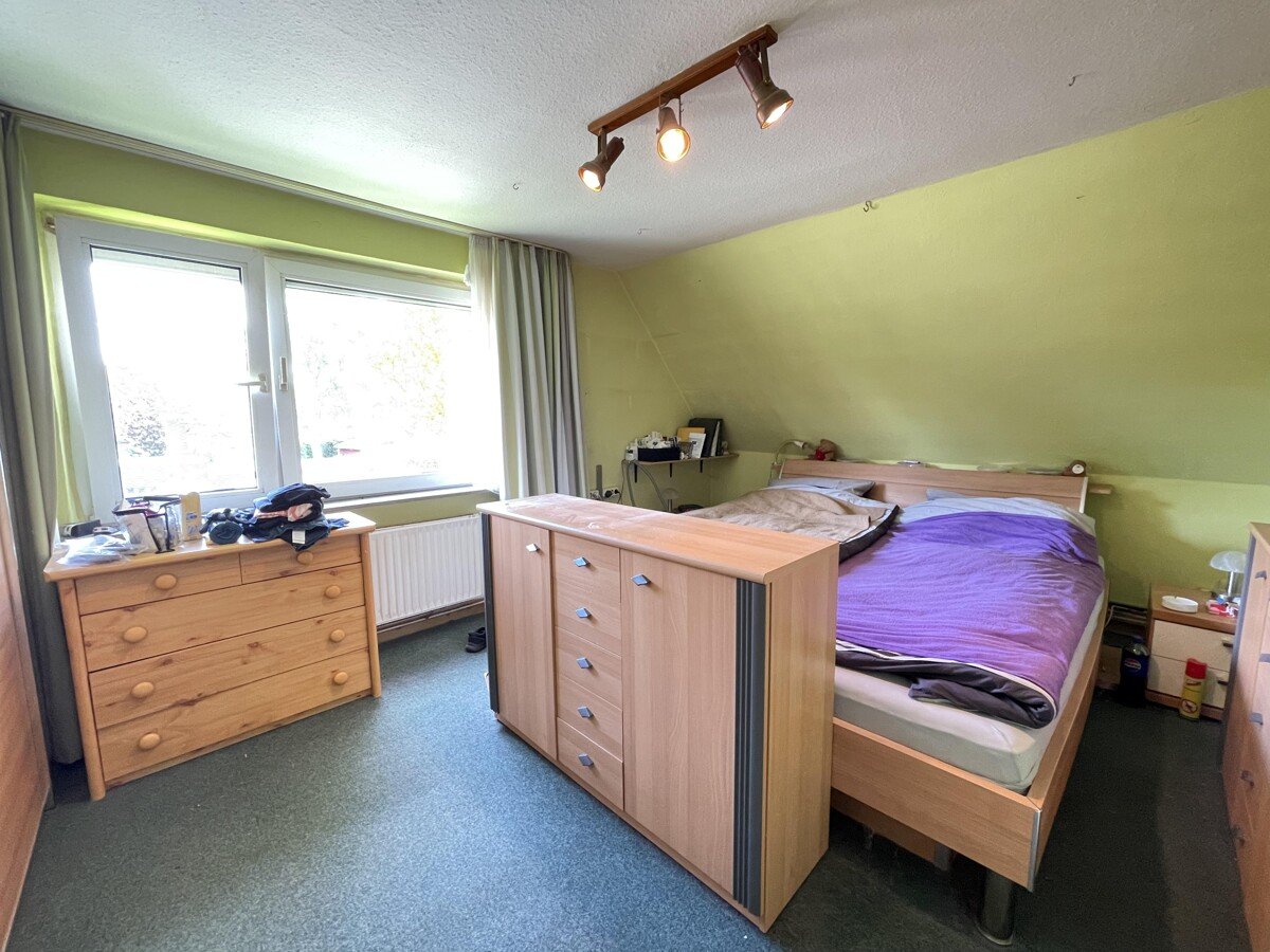 Emden-Port Arthur: Familienhaus mit PV-Anlage, Garage, Carport und Anbauten auf Eigentumsgrundstück!