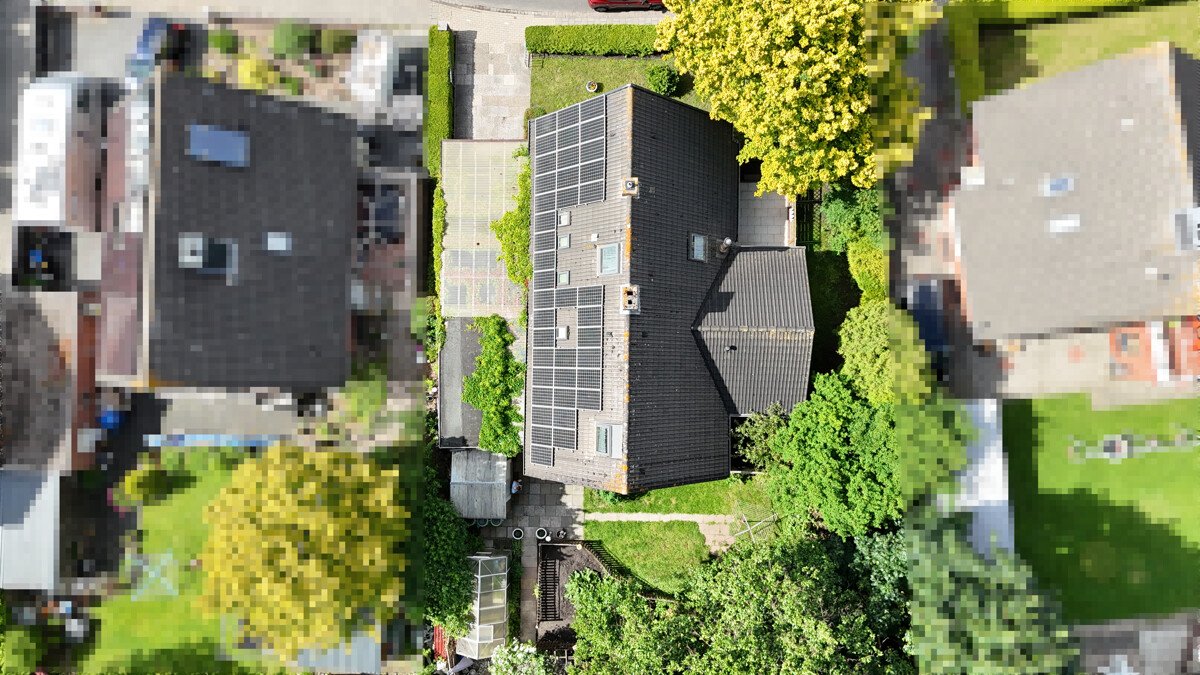 Emden-Port Arthur: Familienhaus mit PV-Anlage, Garage, Carport und Anbauten auf Eigentumsgrundstück!