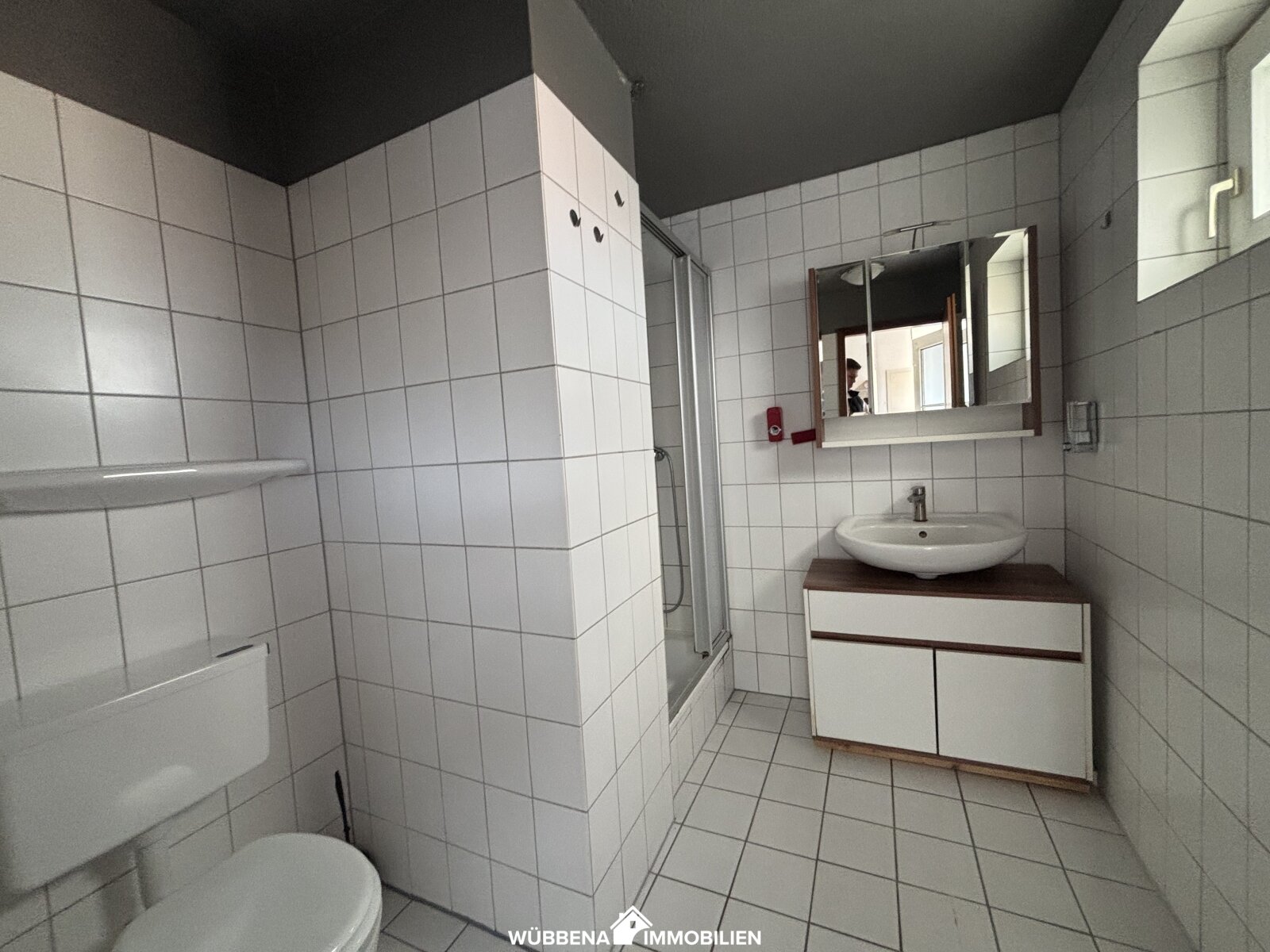 Zentrale 2-Zimmer-Dachgeschosswohnung mit Einbauküche in der Emder Innenstadt zu vermieten!