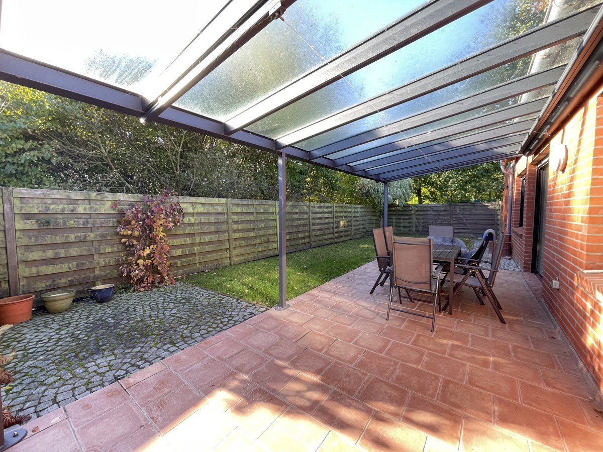 Terrasse mit moderner Überdachung
