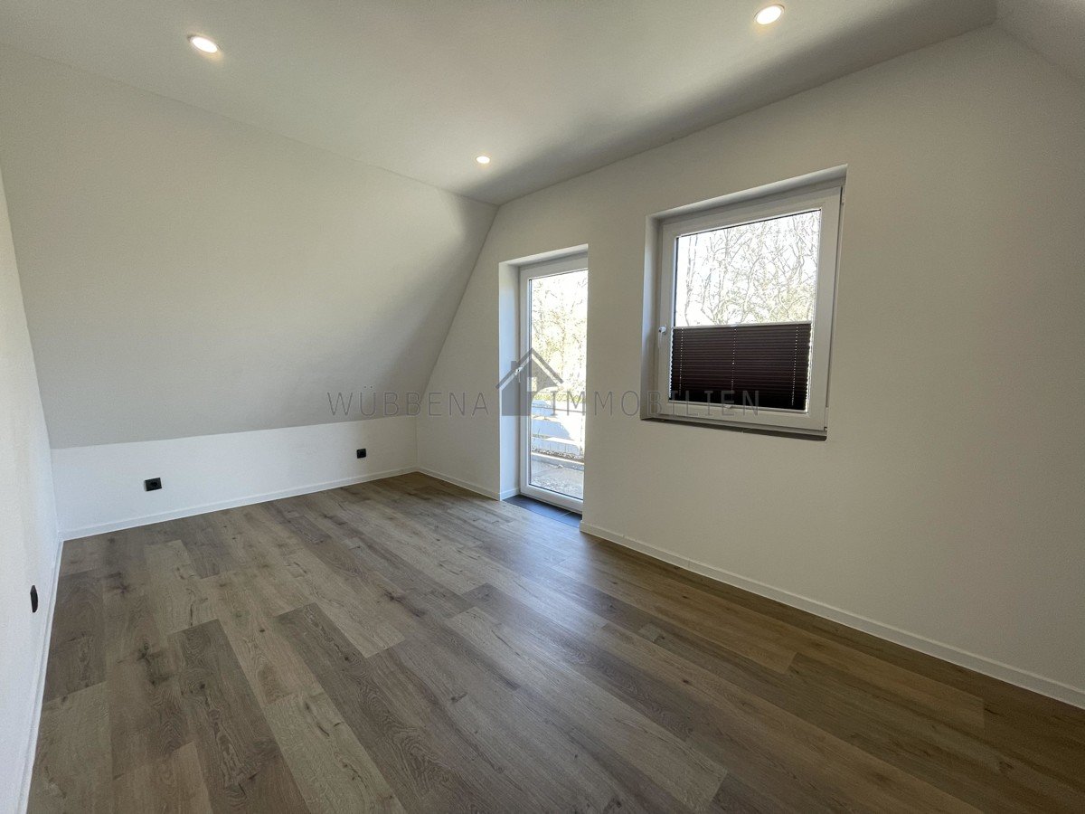 Gemütliches Schlafzimmer mit Balkon