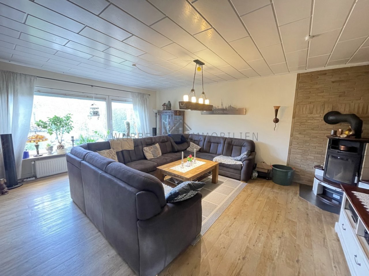 Wohnzimmer mit Ofen Ansicht 1 Wohnzimmer mit Ofen Ansicht 1