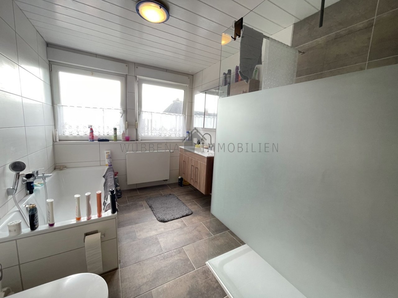 Tageslichtbad mit ebenerdiger Dusche Tageslichtbad mit ebenerdiger Dusche