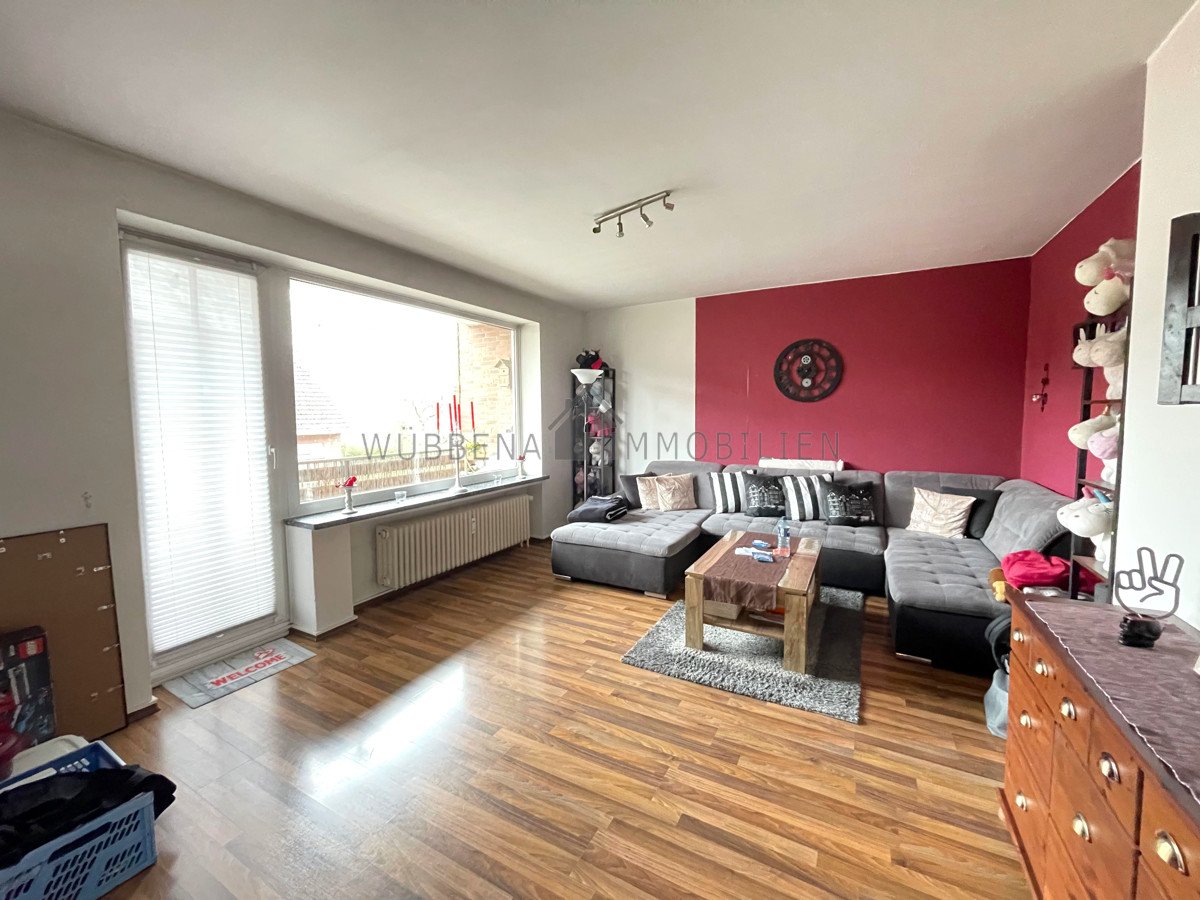 Großzügiges Wohnzimmer mit Zugang Balkon