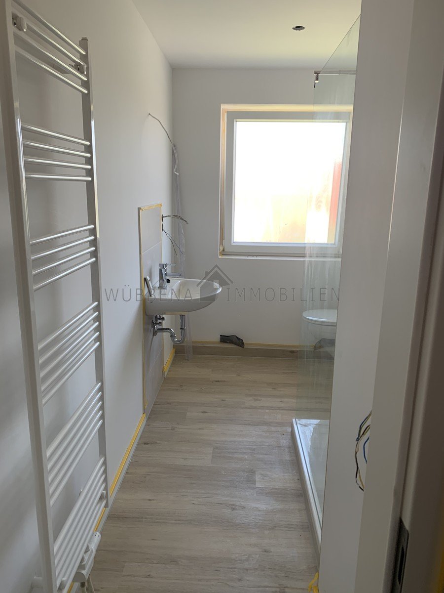 Modernes Badezimmer mit ebenerdiger Dusche