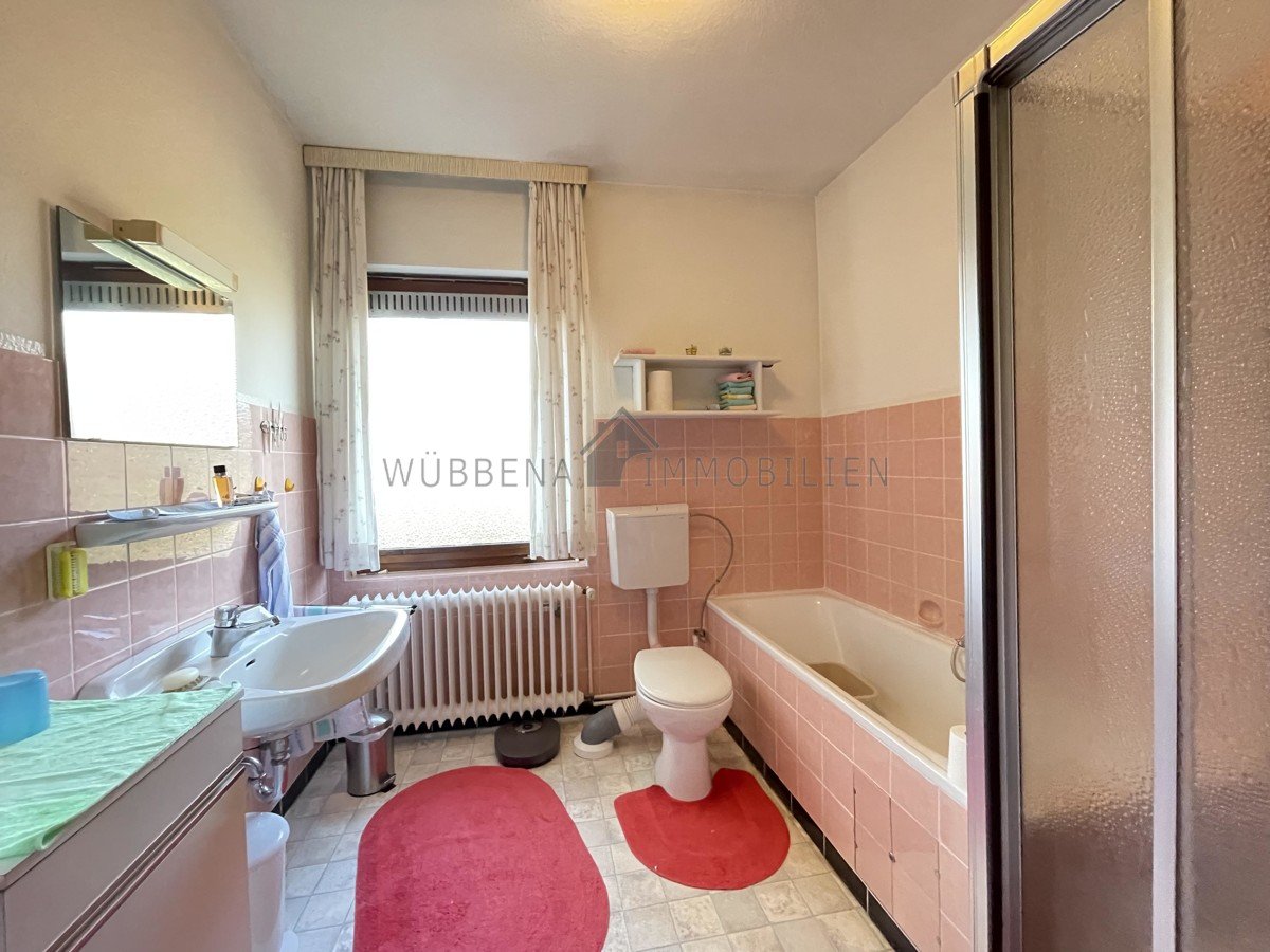Tageslichtbad mit Dusche und Badewanne