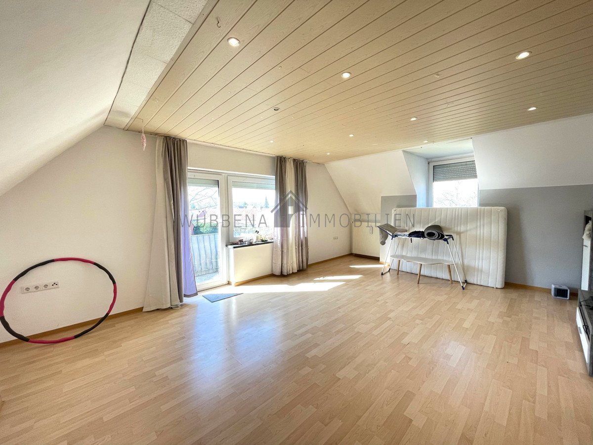 Großes Kinderzimmer mit Balkon OG