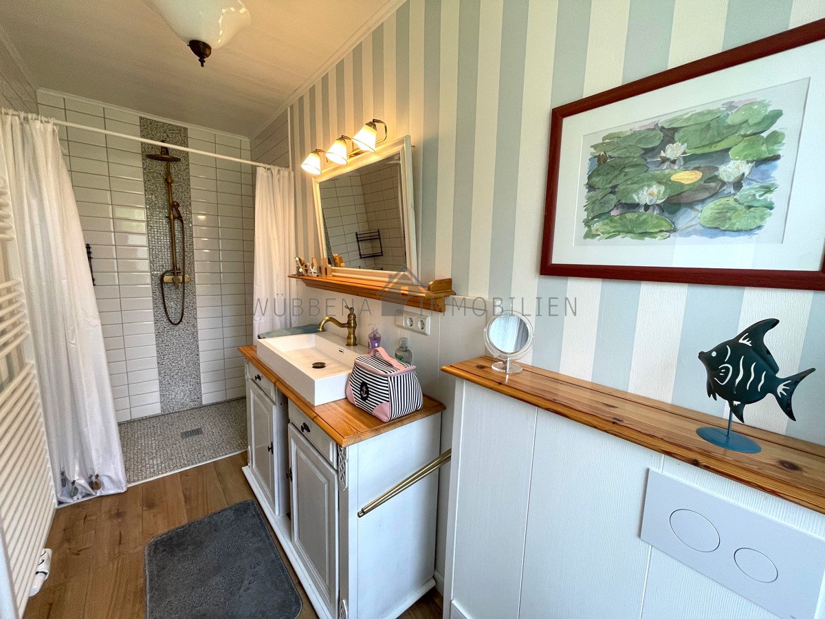 Gemütliches Badezimmer mit ebenerdiger Dusche WHG EG