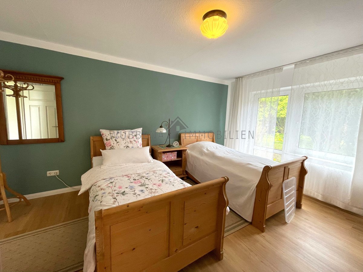 Großes Schlafzimmer mit Bad en Suite WHG EG