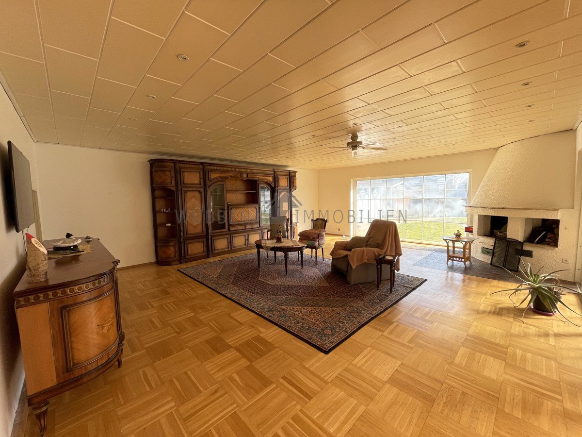 Großes Wohnzimmer mit Kamin