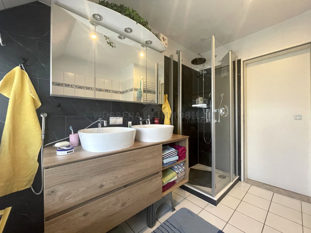 Tageslichtbad mit Dusche OG Tageslichtbad mit Dusche OG