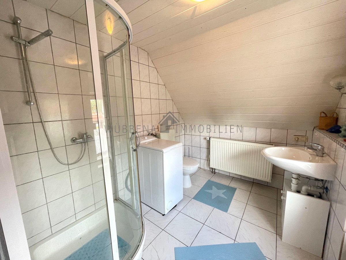 Badezimmer mit Dusche OG Badezimmer mit Dusche OG
