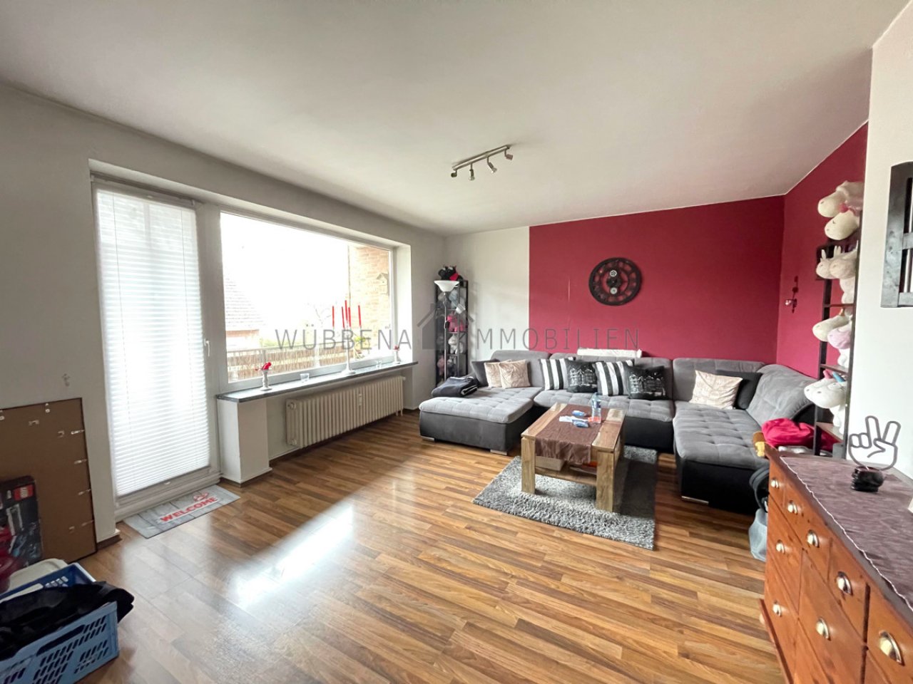 1.OG. Großzügiges Wohnzimmer mit Zugang Balkon 1.OG. Großzügiges Wohnzimmer mit Zugang Balkon