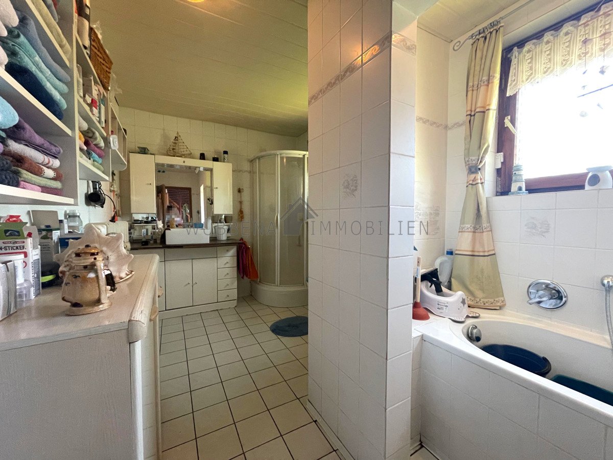 Badezimmer mit Dusche und Badewanne rechts DHH Badezimmer mit Dusche und Badewanne rechts DHH