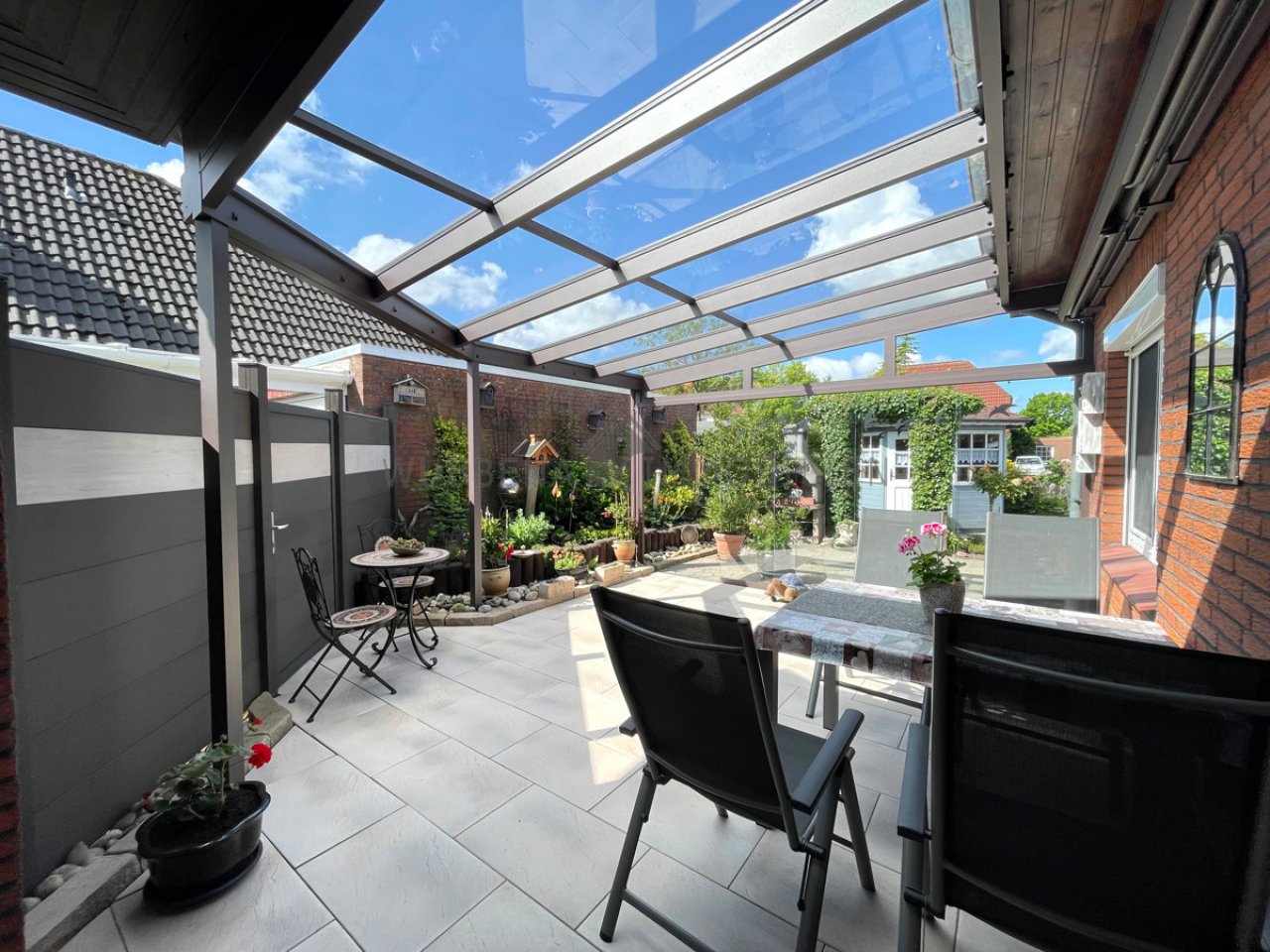 Traumhafter Sommergarten mit Markise Traumhafter Sommergarten mit Markise