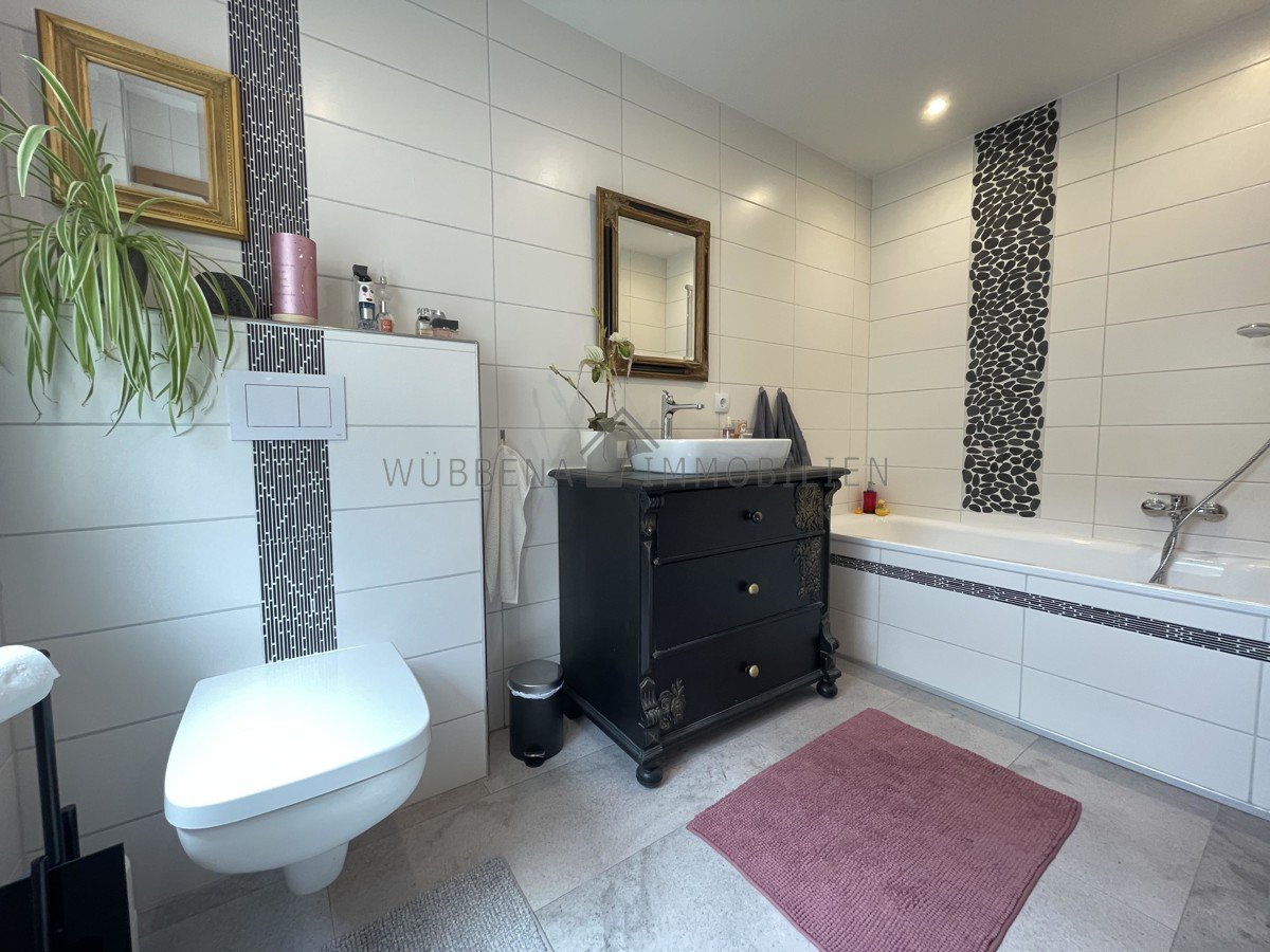 Modenes Tageslichtbad mit Badewanne Modenes Tageslichtbad mit Badewanne