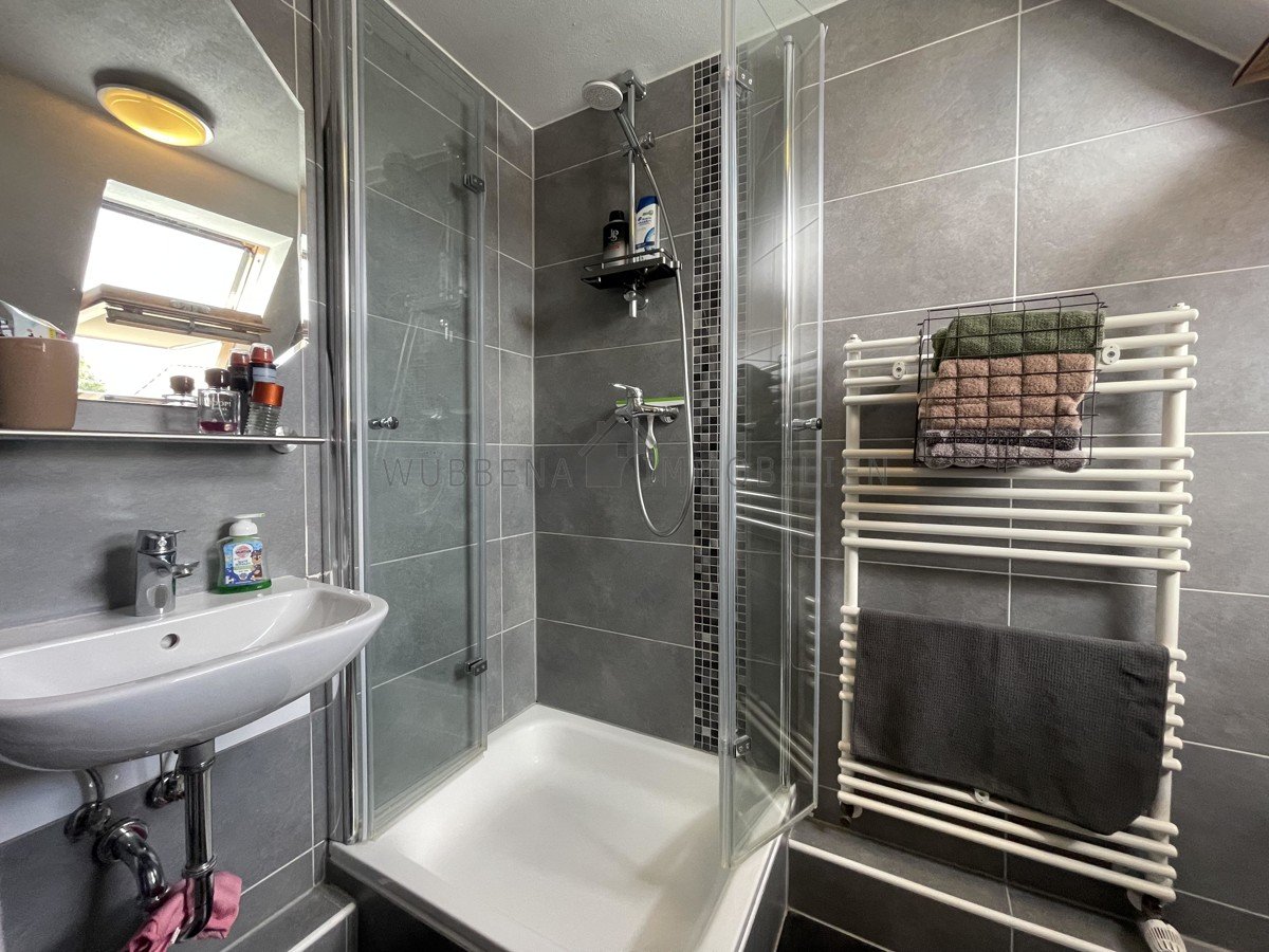 Modernes Tageslichtbad mit Dusche OG Modernes Tageslichtbad mit Dusche OG