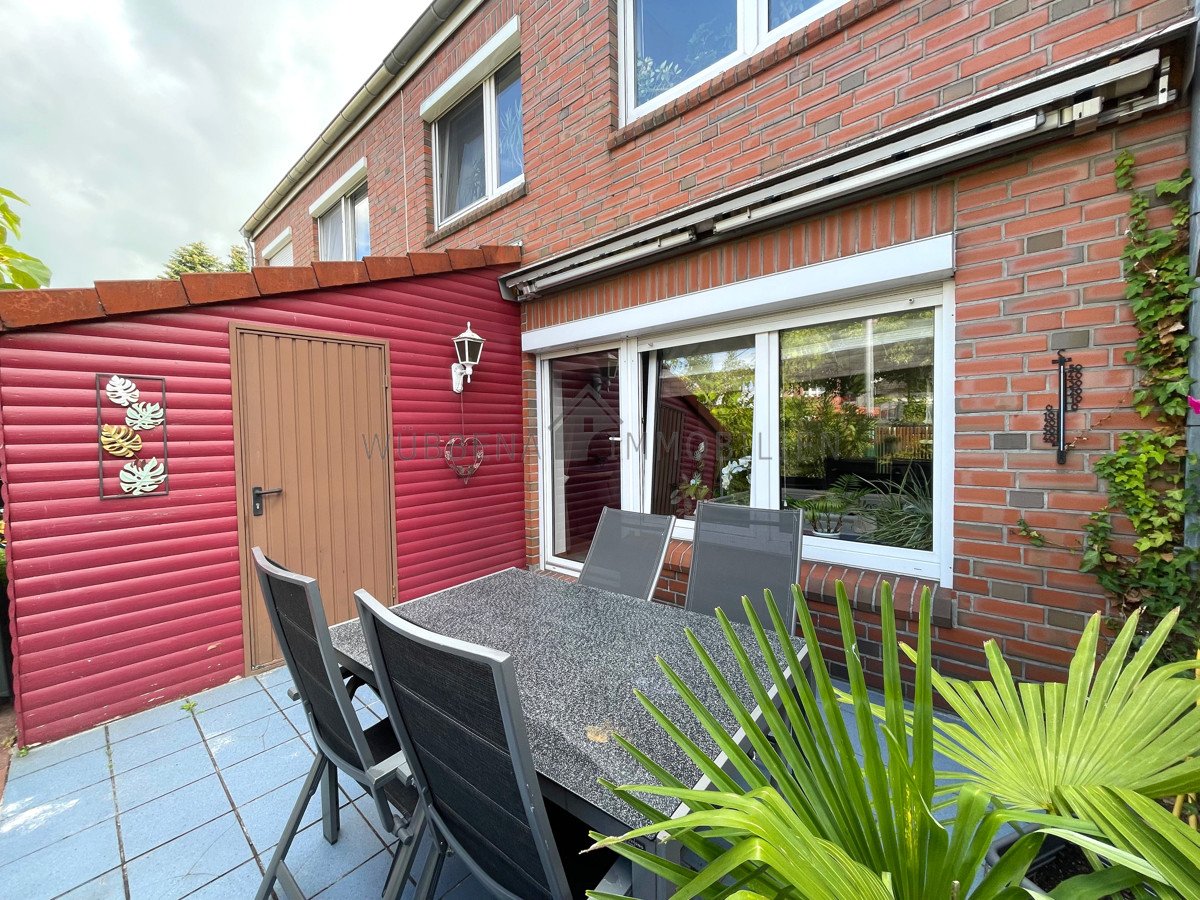 Gemütliche Terrasse mit Markise und Gartenhäuschen Gemütliche Terrasse mit Markise und Gartenhäuschen