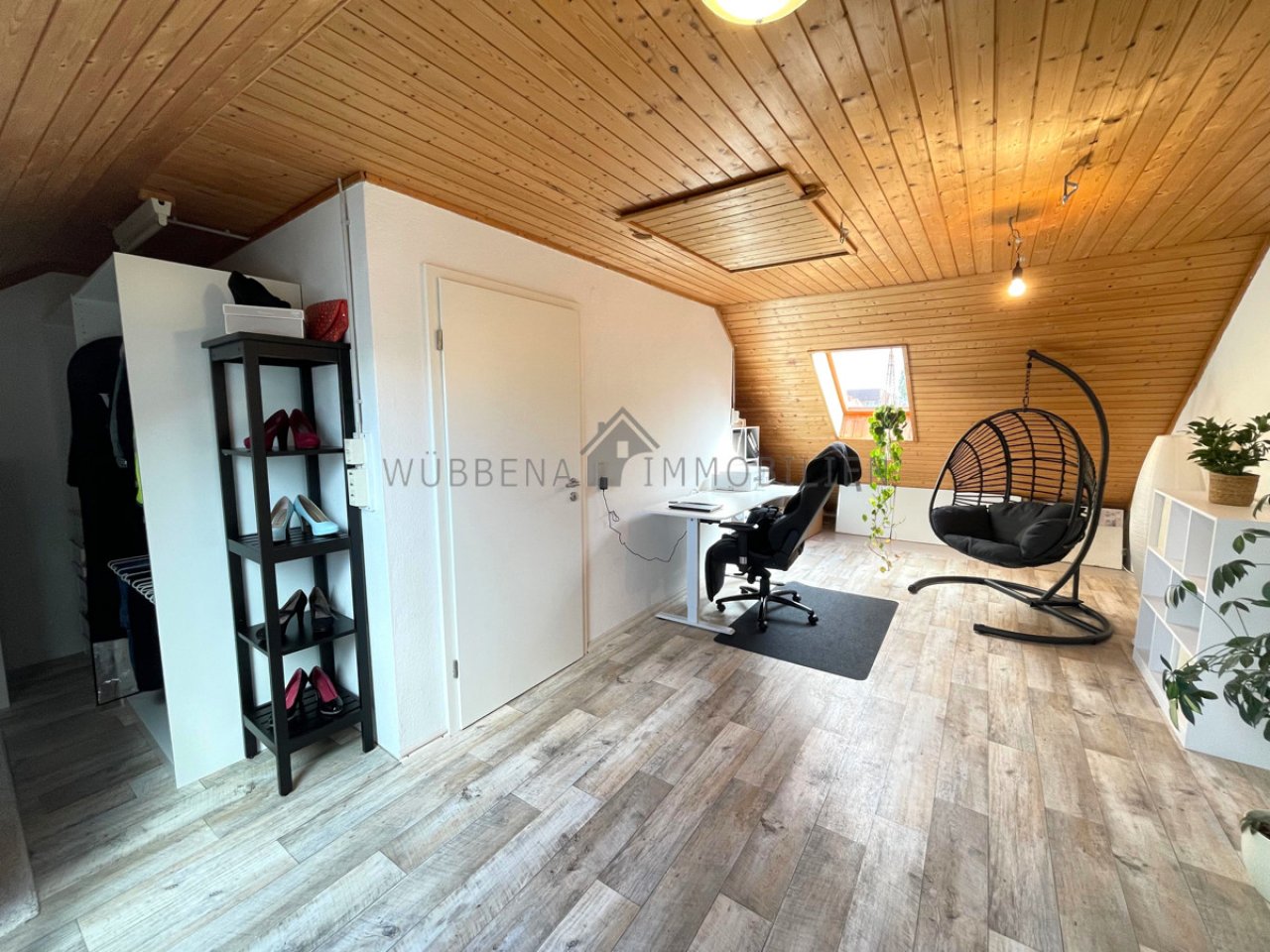 Großzügiges Zimmer im Dachgeschoss Großzügiges Zimmer im Dachgeschoss