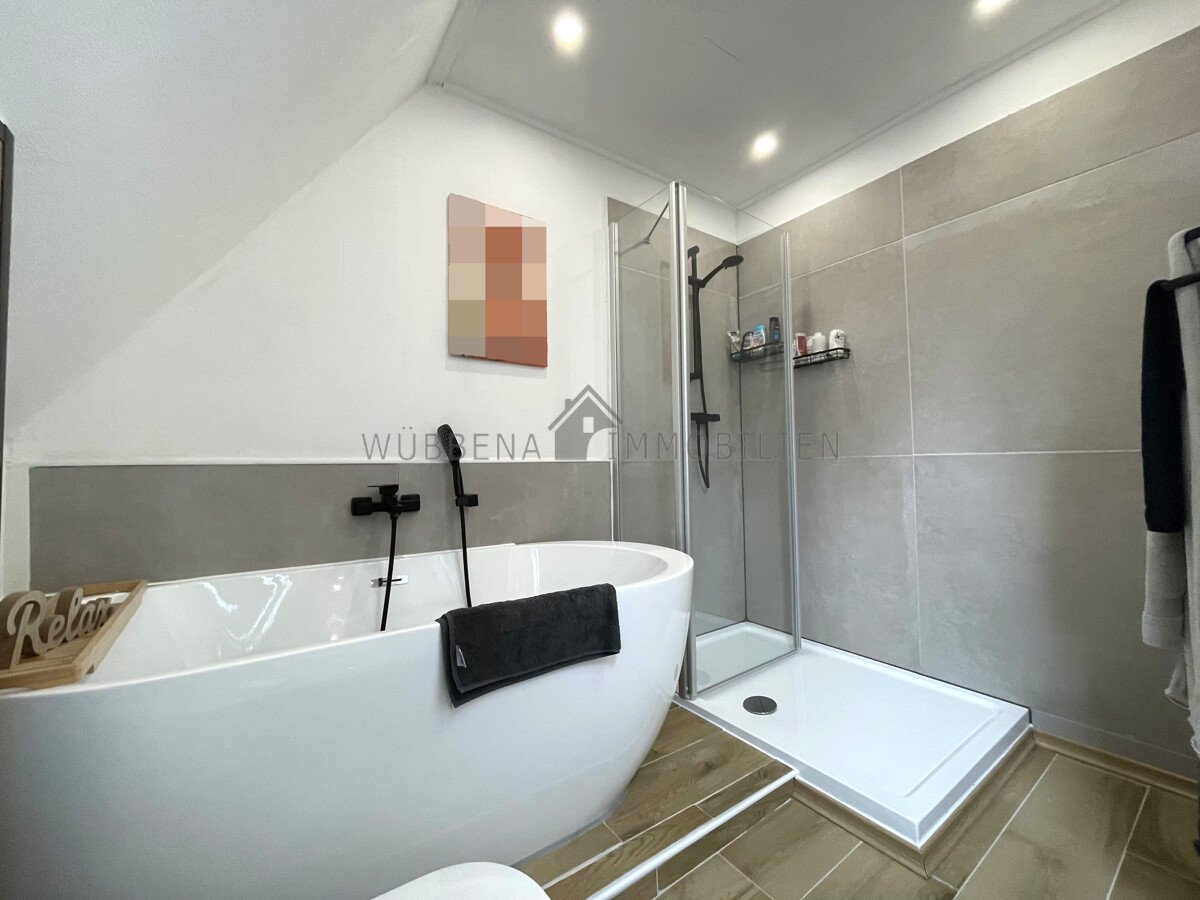 Modernes Tageslichtbad mit Dusche und Badewanne OG Ansicht 2 Modernes Tageslichtbad mit Dusche und Badewanne OG Ansicht 2