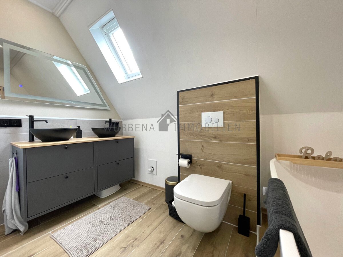 Modenes Tageslichtbad mit ebenerdiger Dusche und Badewanne im OG Modenes Tageslichtbad mit ebenerdiger Dusche und Badewanne im OG