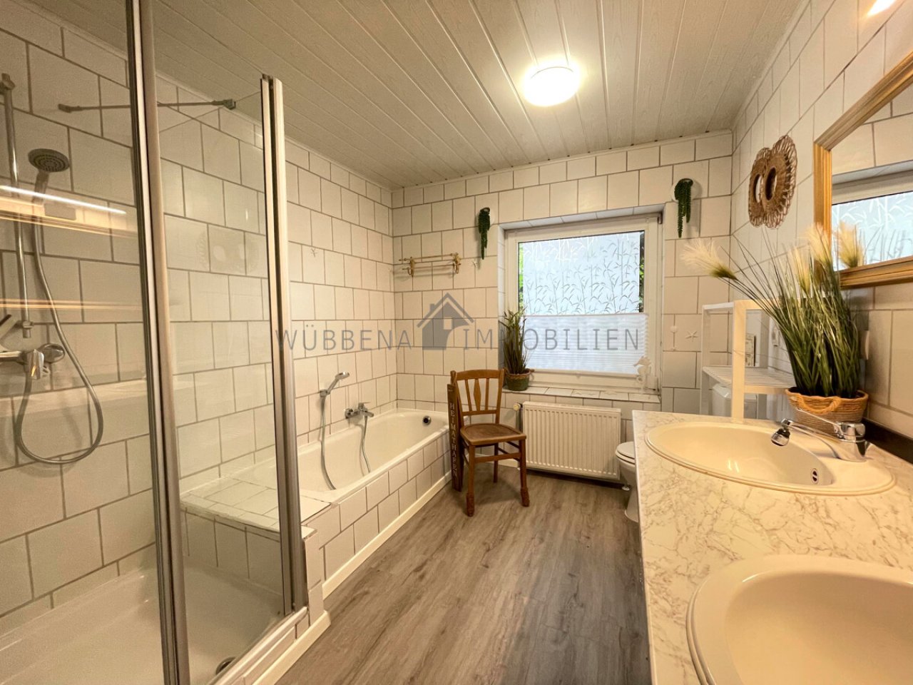 Tageslichtbad mit ebenerdiger Dusche und Badewanne - Whg 1
