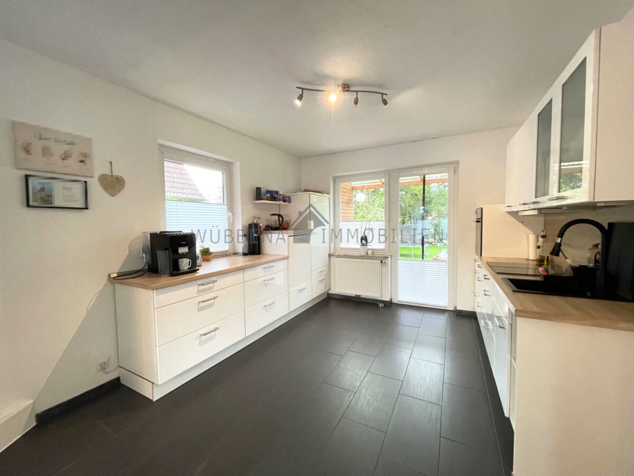 Küche mit Einbauküche und Zugang Terrasse Küche mit Einbauküche und Zugang Terrasse