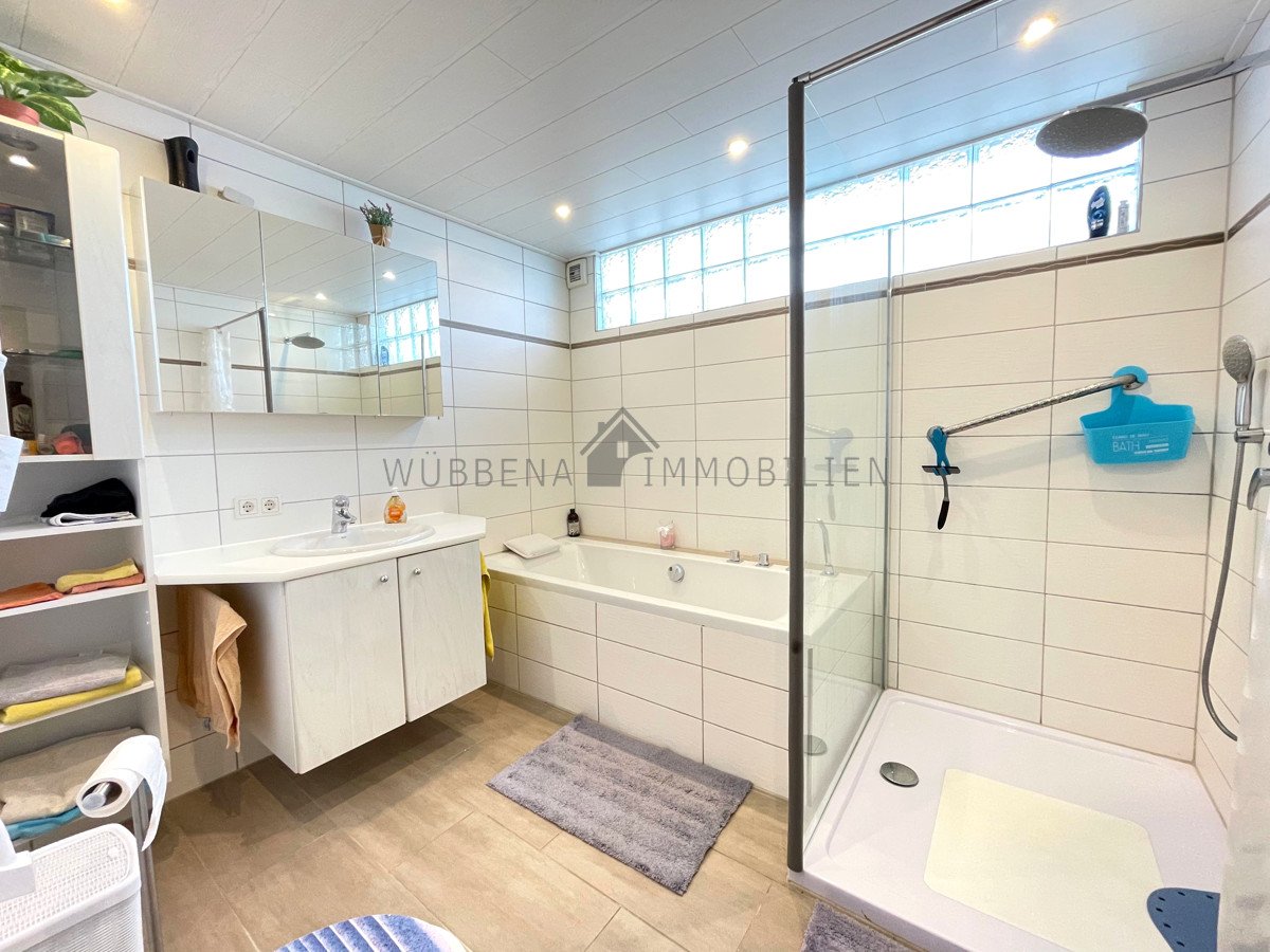 Tageslichtbad mit Dusche und Badewanne