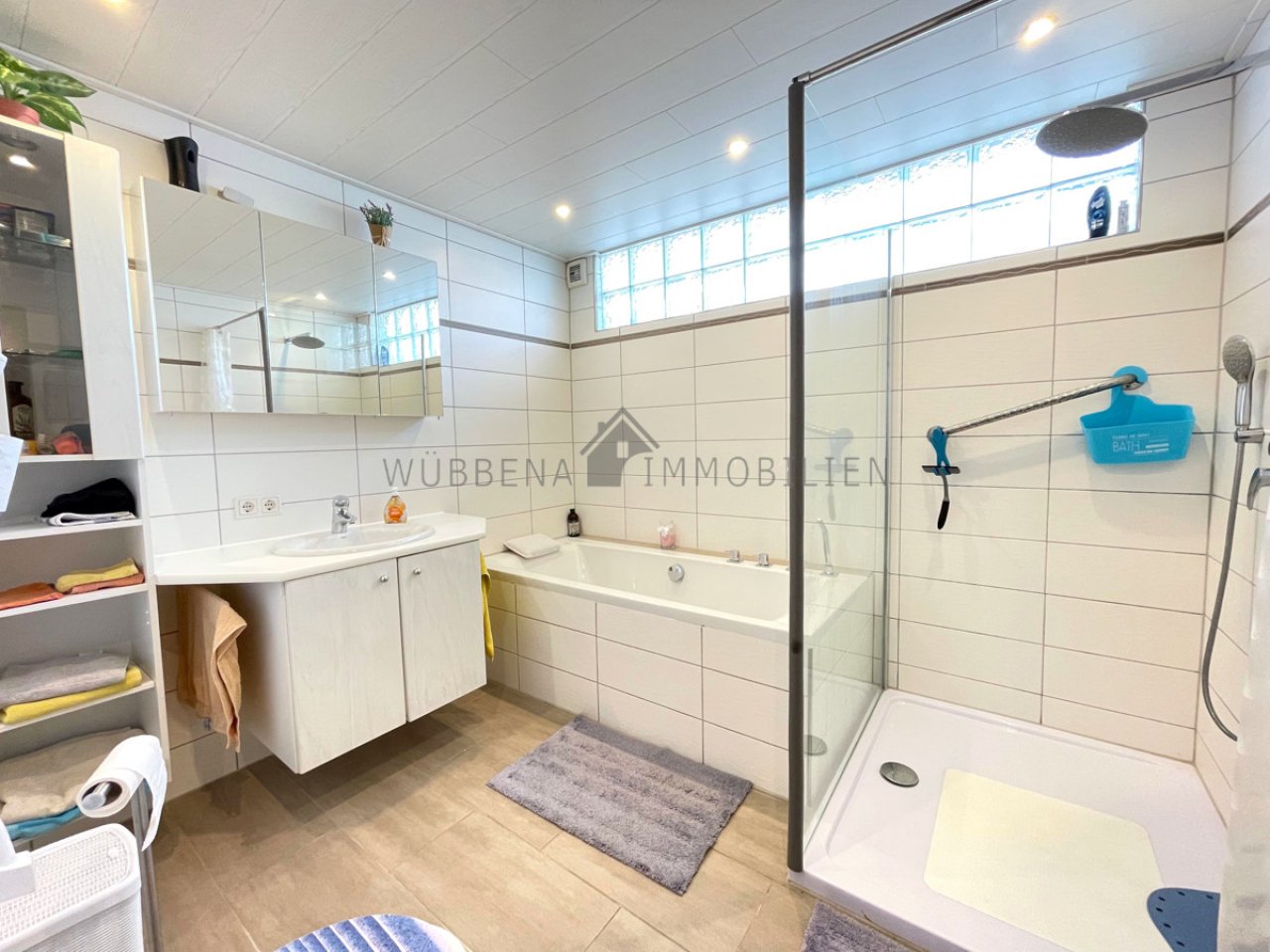 Tageslichtbad mit Dusche und Badewanne