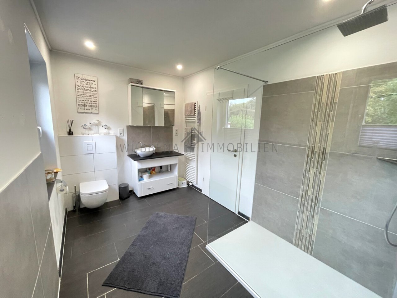 Modernes Tageslichtbad mit ebenerdiger Dusche