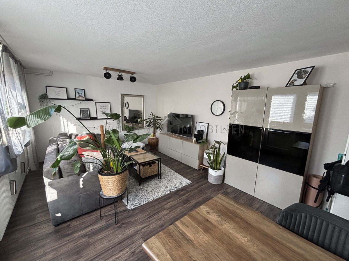 WHG. DG rechts Wohnzimmer mit Zugang Dachterrasse