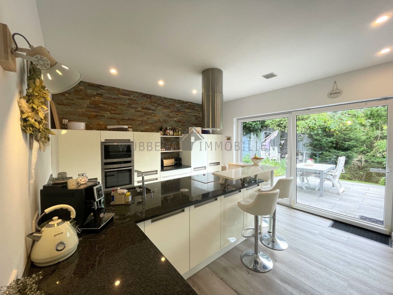 Küche mit hochwertiger Einbauküche und Zugang zur Terrasse