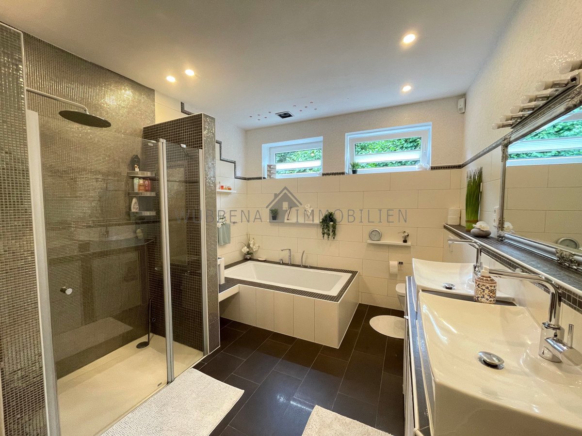 Tageslichtbad mit Badewanne und ebenerdiger Dusche