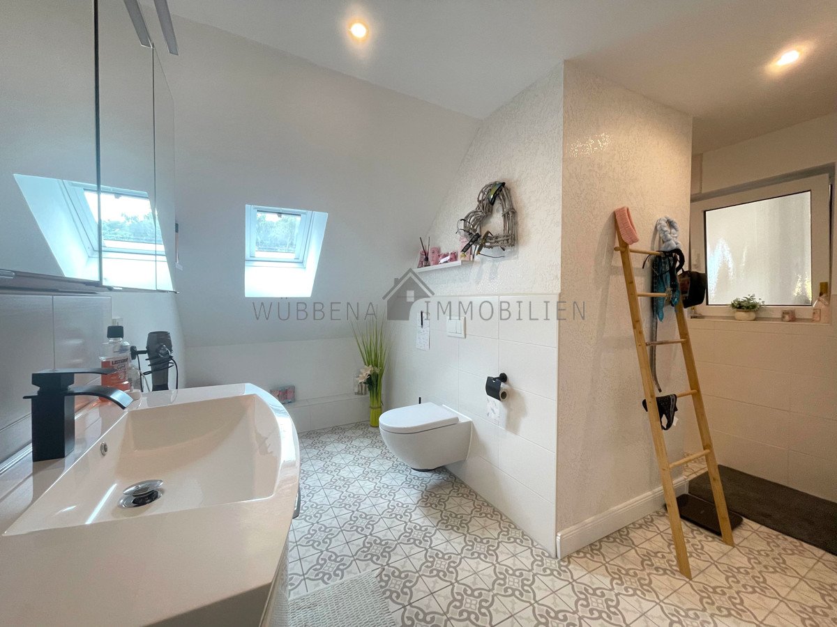 Badezimmer mit ebenerdiger Dusche OG