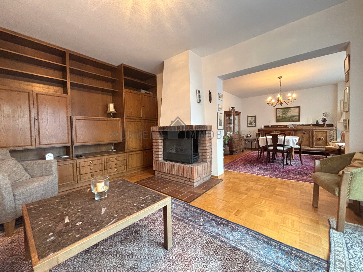 Offener Wohn- und Essbereich mit Kamin Offener Wohn- und Essbereich mit Kamin