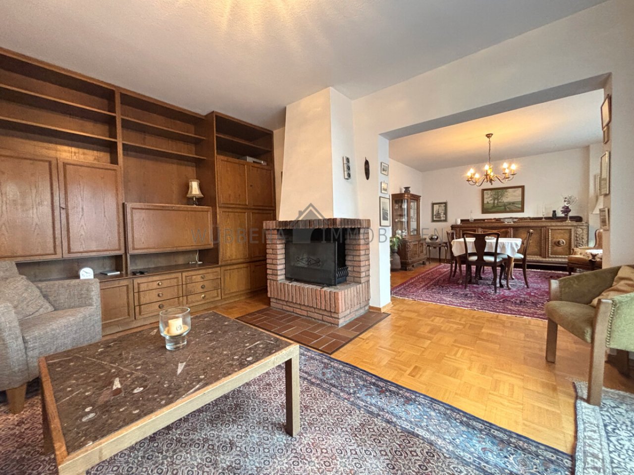 Offener Wohn- und Essbereich mit Kamin Offener Wohn- und Essbereich mit Kamin